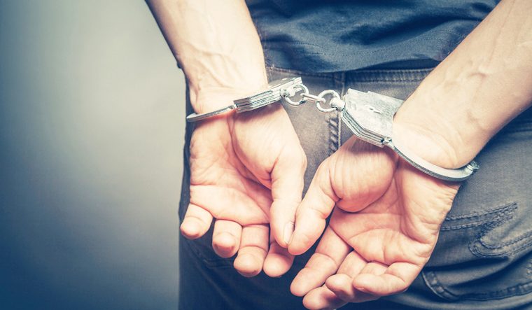 पुण्यात पाकिस्तानी तरुणाला अटक Two arrested for firing at trader, 31 cartridges seized with two pistols