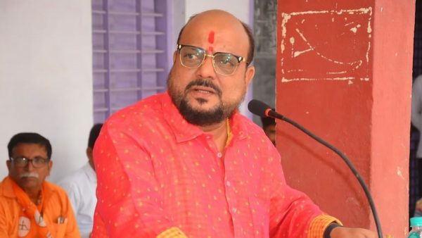 काँग्रेसचे आमदारही फुटणार, मंत्री गुलाबराव पाटील यांचा दावा Gulabrao Patil missing; Complaint by Thackeray group