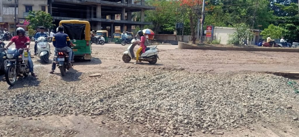 काँक्रिटीकरणाचे बारदान वाहनचालकांसाठी धोकादायक