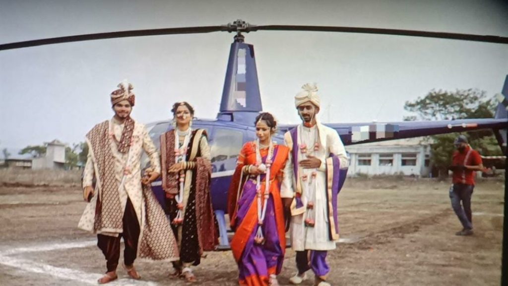 नवदांपत्यांकडून हेलिकॉप्टरमधून अंबाबाई, जोतिबा मंदिरावर पुष्पवृष्टी