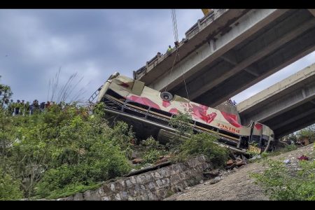 जम्मूमध्ये पुलावरून बस कोसळून 10 ठार