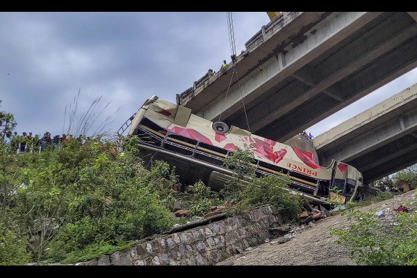 जम्मूमध्ये पुलावरून बस कोसळून 10 ठार