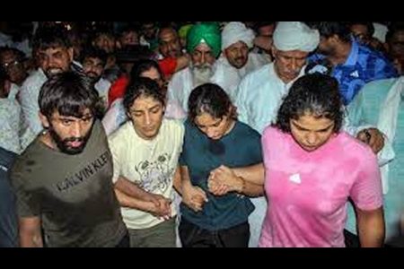 पदके गंगार्पण करण्याचा निर्णय मागे