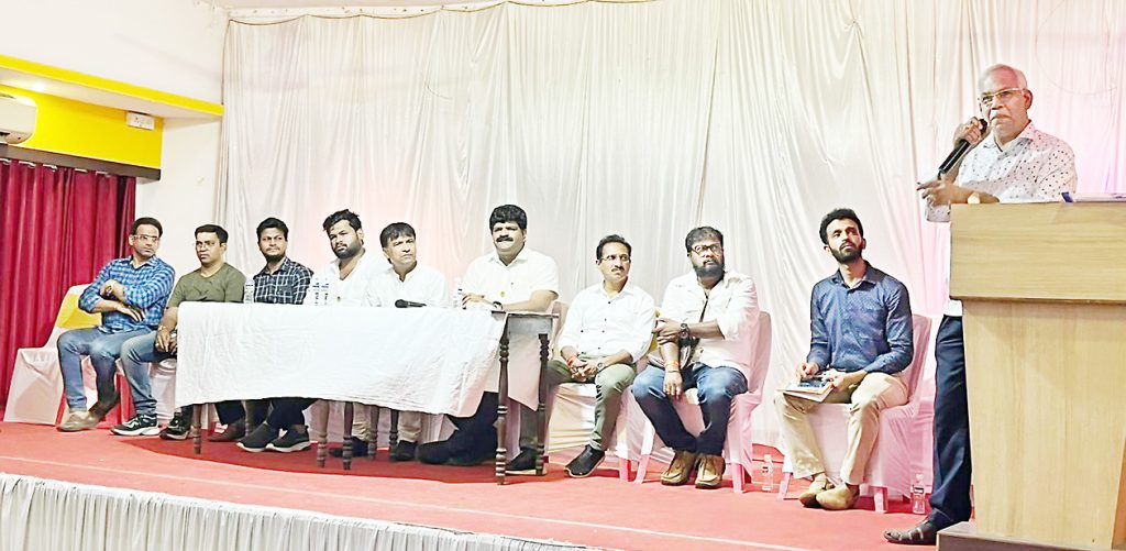 परराज्यातील पोलीस सराफींना लुटतात