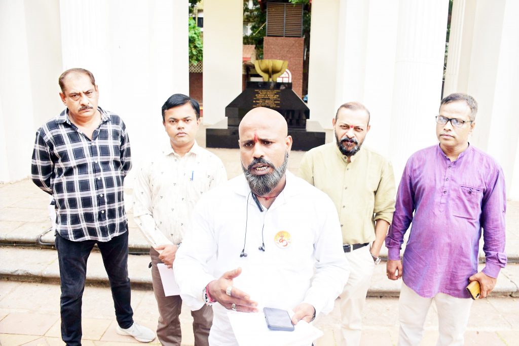 पुराभिलेख खात्याच्या तीन अधिकाऱ्यांविरोधात दक्षता खात्याकडे तक्रार