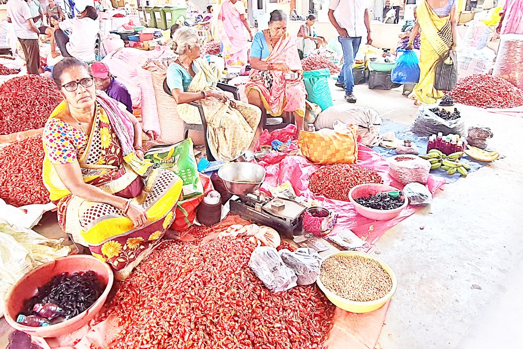 डिचोली आठवडा बाजारात पावसाळी बेगमीसाठी गर्दी