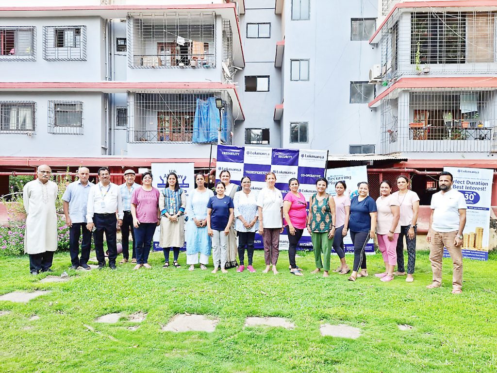 लोकमान्य सोसायटीतर्फे करंझाळे येथे योगदिन उत्साहात साजरा