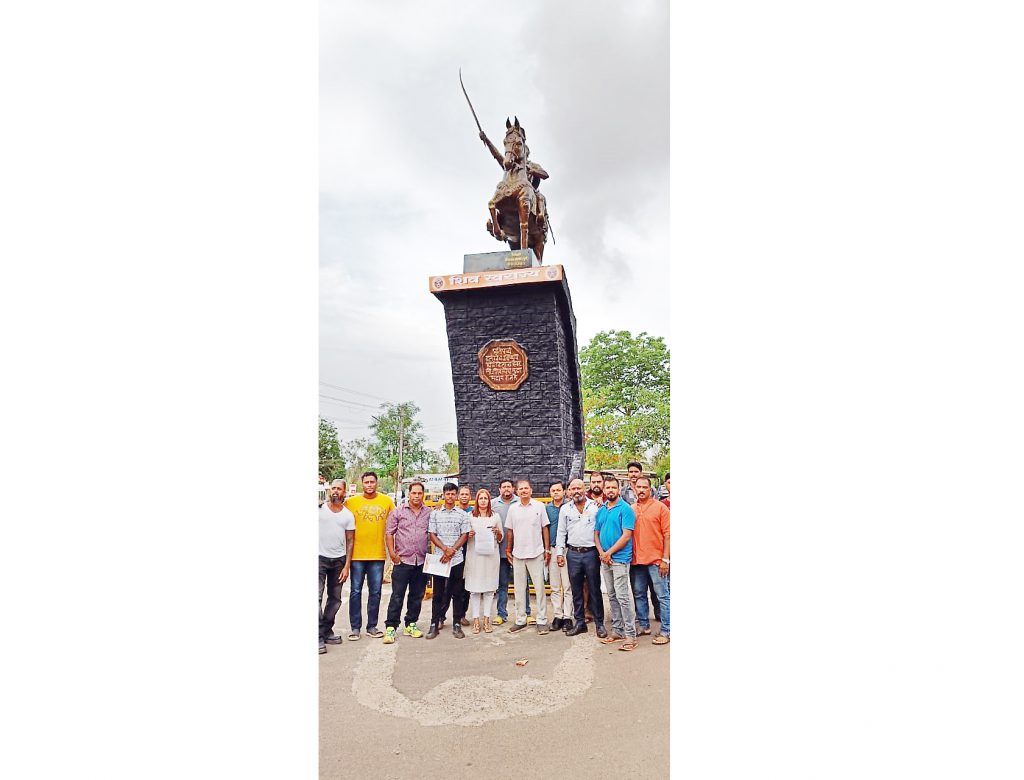 कळंगूट सरपंचांवर गुन्हा नोंदवा