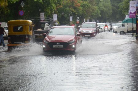 अविश्रांत पावसाने जनजीवन विस्कळीत Life disrupted by incessant rain