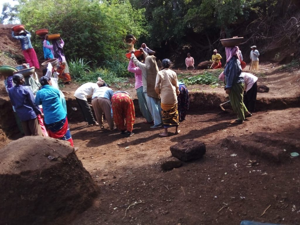 रोहयोअंतर्गत शेतातील कामे केल्यास शेतकरी सधन