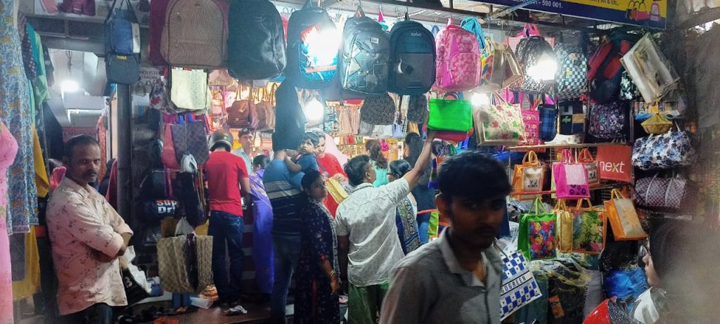 शालेय साहित्याबरोबरच छत्री-रेनकोट खरेदीसाठी गर्दी