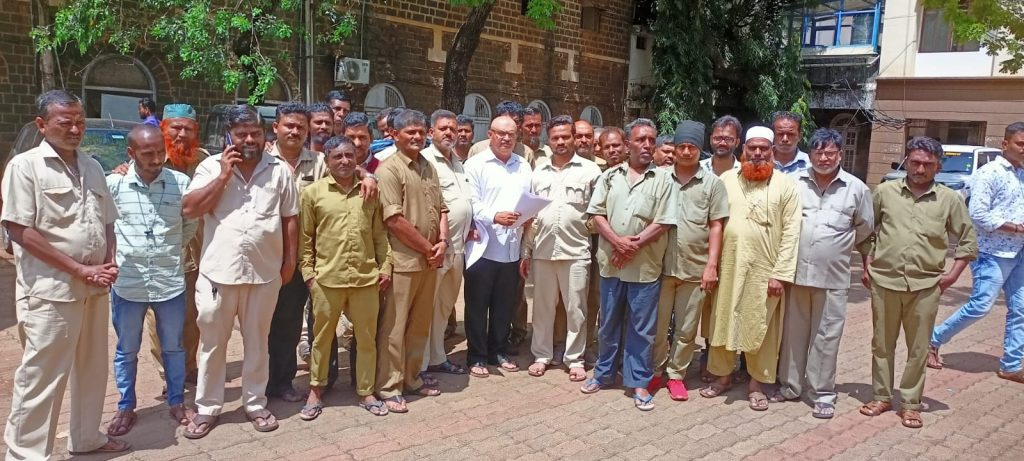 रेल्वेस्थानकासमोर पार्किंगची सोय करा