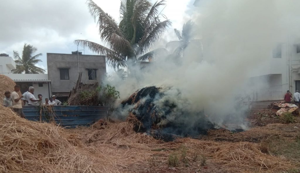 कडोलीत गवत गंजीला आग, 15 हजारांचे नुकसान