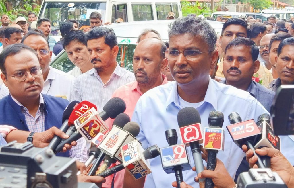 कोणतेही उद्योग महाराष्ट्रात स्थलांतरित होणार नाहीत