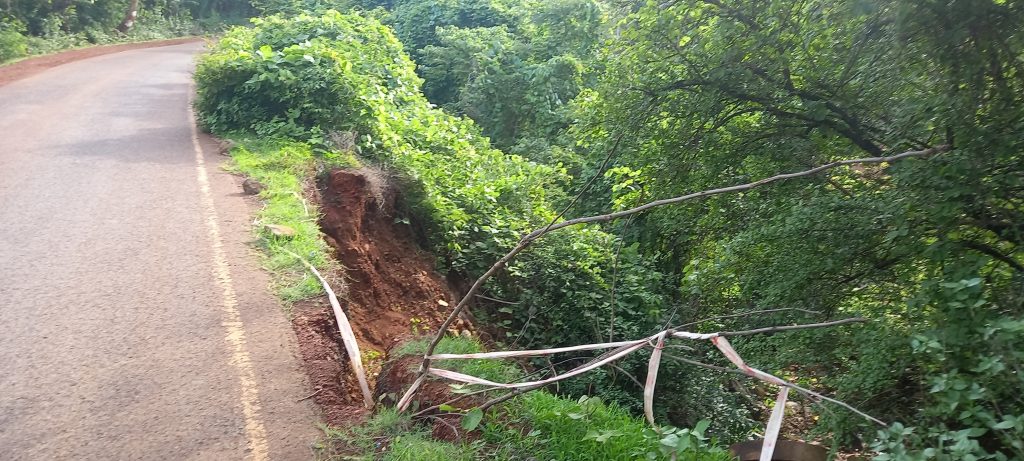 महामार्गावरील मोरीच्या दुरुस्तीकडे दुर्लक्ष