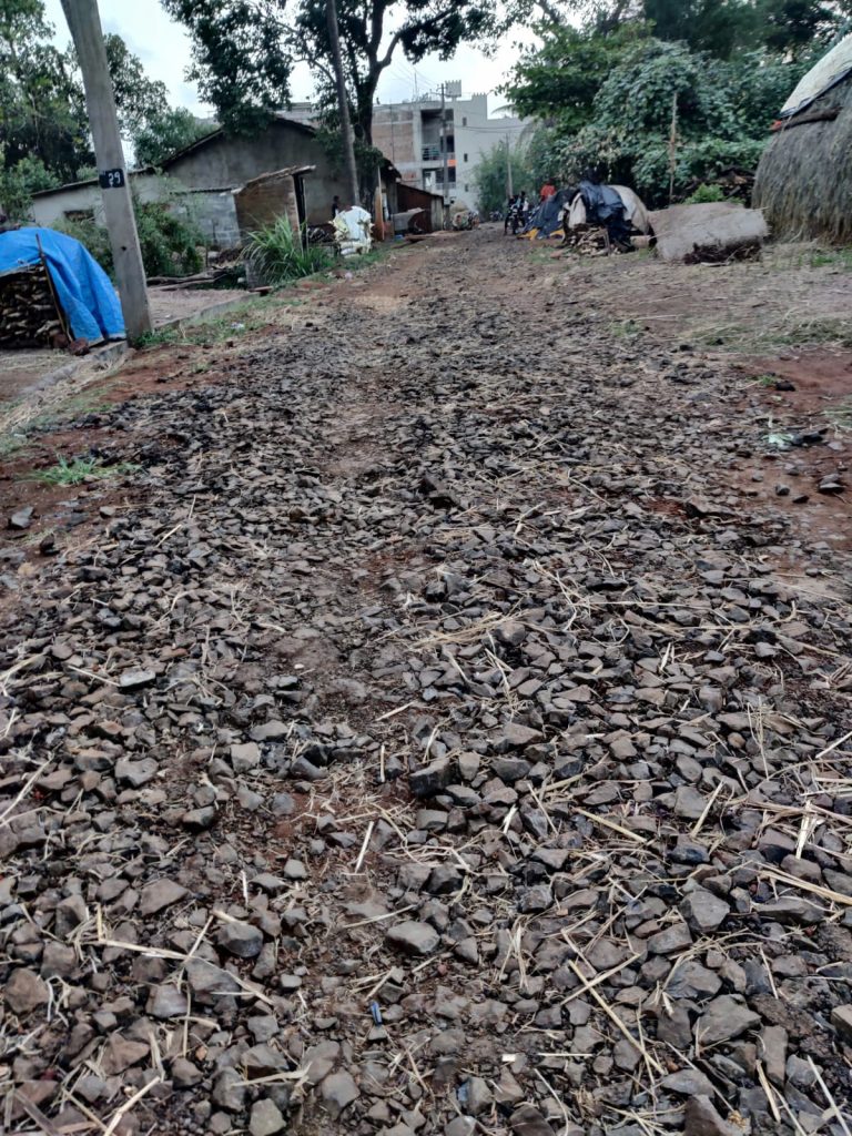 कोनेवाडी गावातील रस्ता पूर्ण करण्याची मागणी