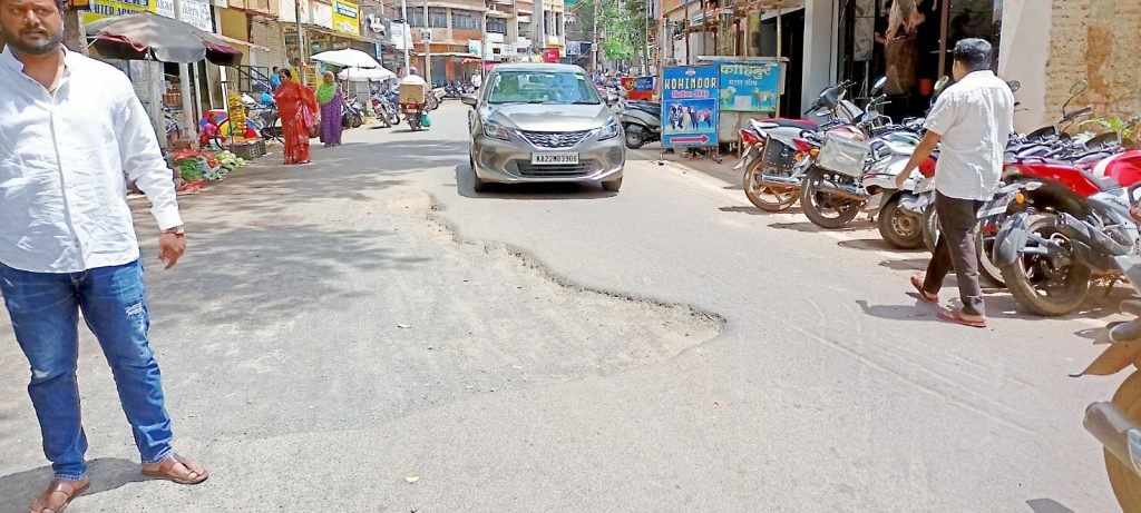 काकतीवेस रोडवरील खड्ड्यांमुळे अपघातांच्या संख्येत वाढ