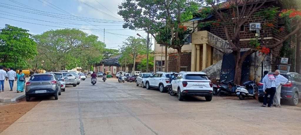 सकाळी निर्बंध; दुपारी पुन्हा पार्किंग