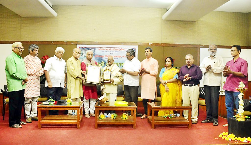 मेघदूतातील एका तरी श्लोकाचे पारायण करावे