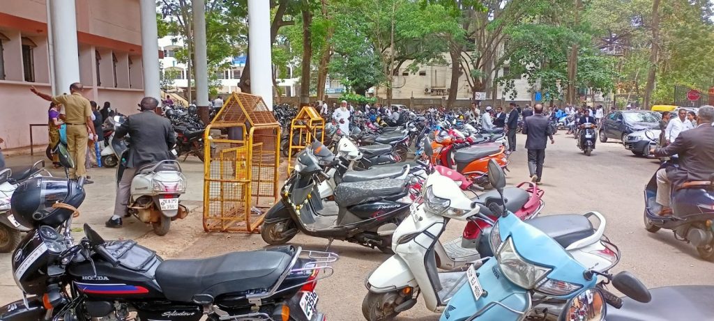 जेएमएफसी न्यायालयाच्या प्रवेशद्वारासमोर पार्किंग