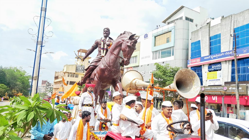 छत्रपती शिवाजी महाराजांच्या मूर्तीची जल्लोषात मिरवणूक