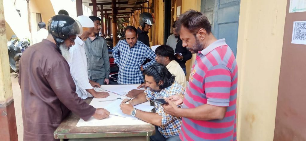 वीजमीटर नावावर करण्यासाठी हेस्कॉममध्ये गर्दी