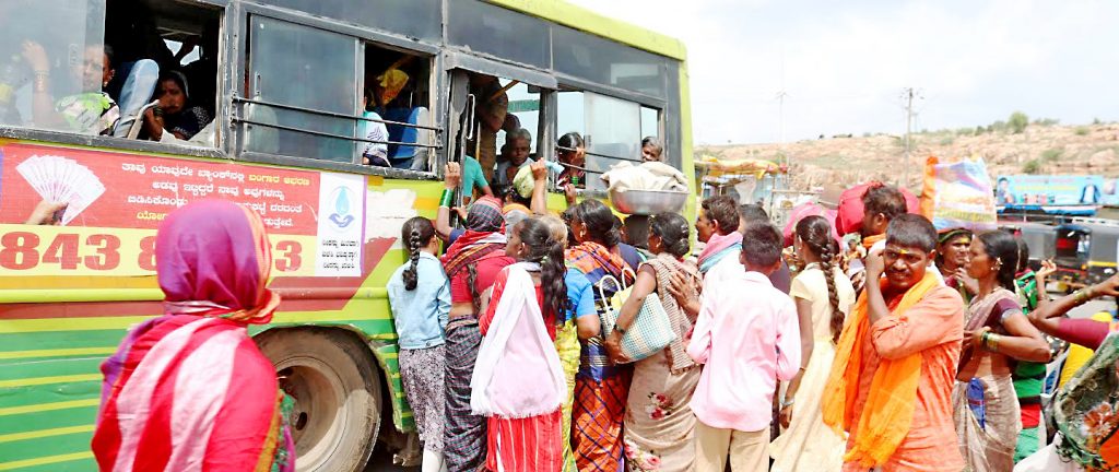 मोफत बससेवेमुळे यल्लम्मा डोंगरावर महिलांची गर्दी