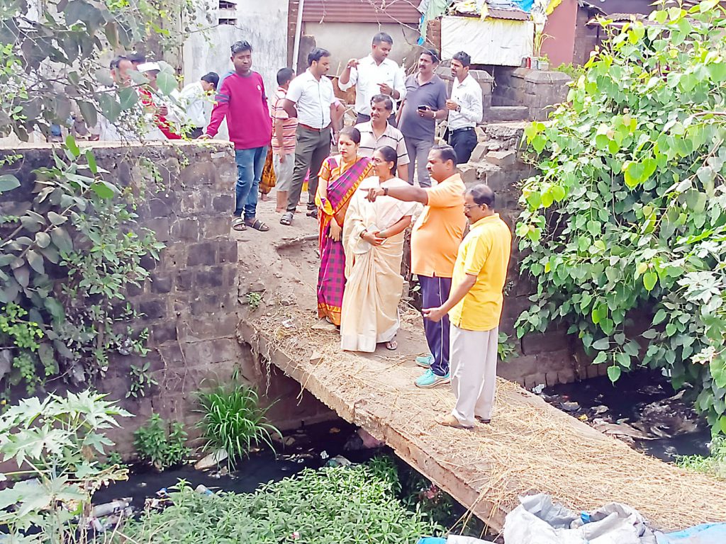 कोनवाळ गल्ली येथील नाला स्वच्छतेची सूचना