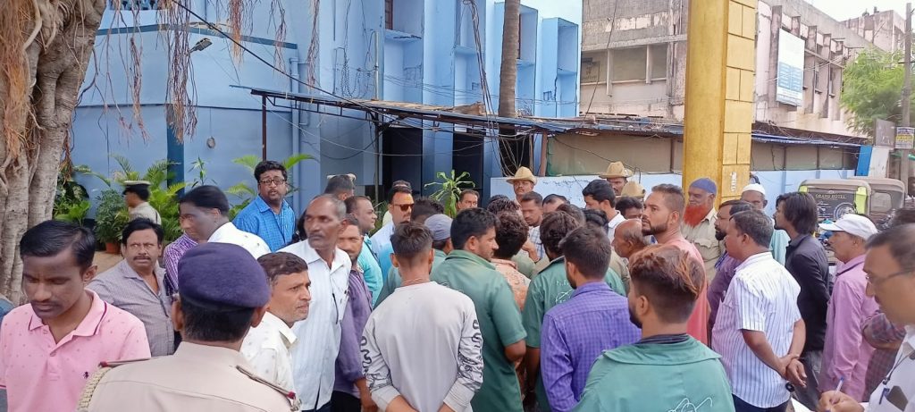 स्वच्छता कर्मचाऱ्याला मारहाणीमुळे गोंधळ