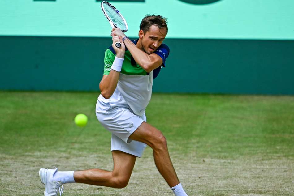 मेदव्हेदेव विजयी, सित्सिपस पराभूत