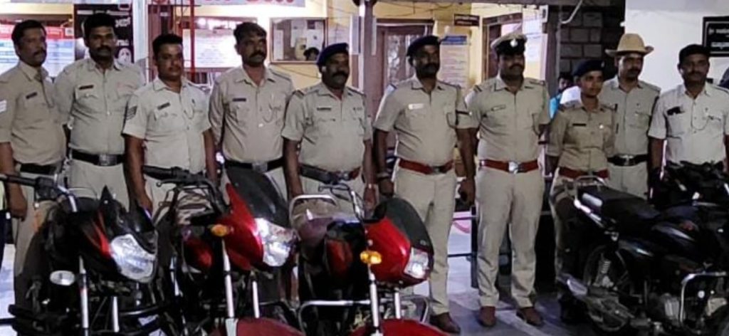 तिघा मोटारसायकल चोरट्यांना हारुगेरी पोलिसांकडून अटक