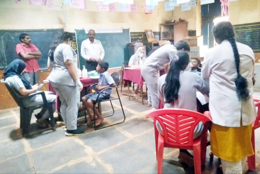 सुरुते मराठी विद्यामंदिरात विद्यार्थ्यांची मोफत दंतचिकित्सा Free dental treatment for students at Surute Marathi Vidyamandir