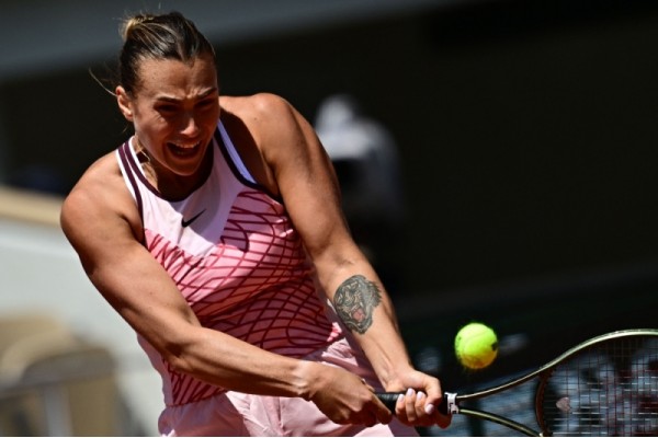 एलिस मर्टेन्स, आर्यना साबालेन्का चौथ्या फेरीत