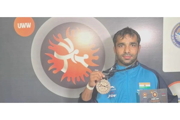 मनजीतला कांस्य, सोनम, निशा पराभूत