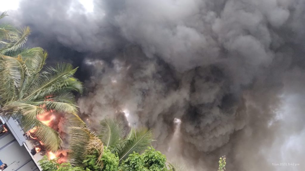 कोल्ड स्टोरेजला लागलेल्या आगीत कोट्यवधींचा बेदाणा, सोयाबीन जाळून खाक