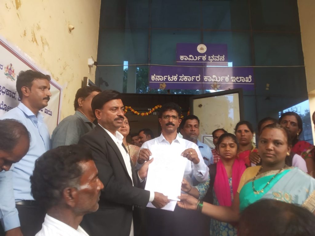 कामगारांचा कामगार कार्यालयाला घेराव