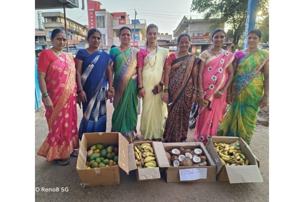 महिला कार्यकर्त्यांकडून प्रसादरुपी फळांचे वितरण