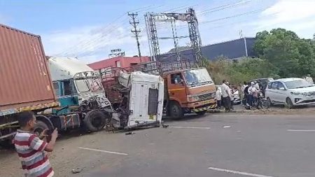 पुणे-सातारा महामार्गावर चार वाहनांचा विचित्र अपघात, चौघांचा मृत्यू, 23 जखमी