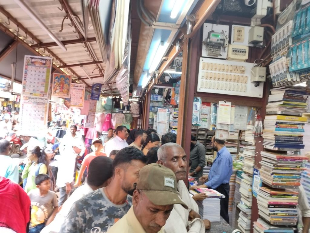 शैक्षणिक साहित्य खरेदीसाठी दुकानांतून गर्दी