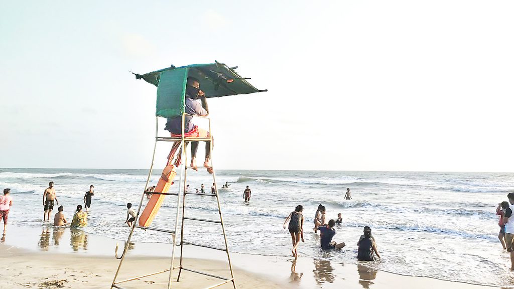 हरमल समुद्रकिनाऱ्यावर दृष्टी जीवरक्षकांची सावध टेहळणी