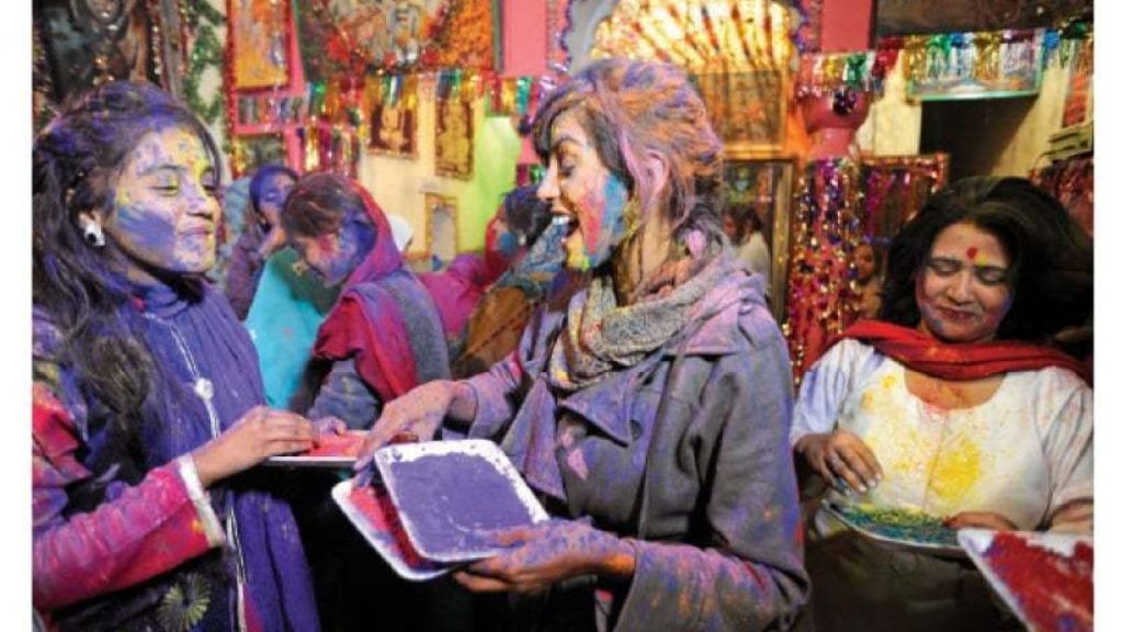पाकिस्तानच्या महाविद्यालयांमध्ये होळी साजरी होणार
