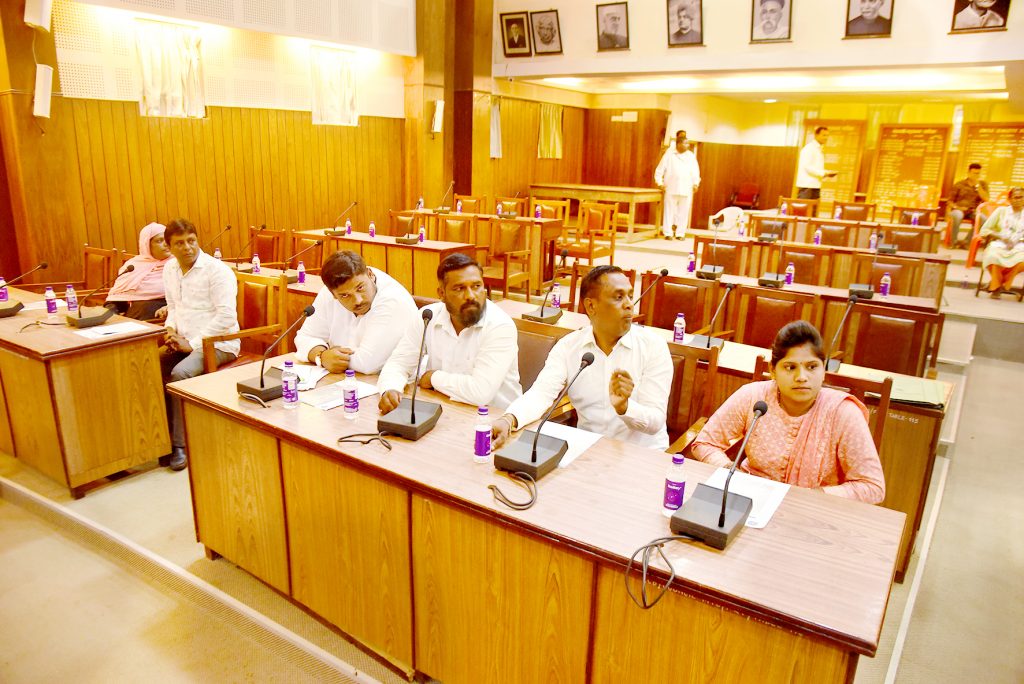 विरोधी गटातील नगरसेवक आढावा बैठकीला अनुपस्थित