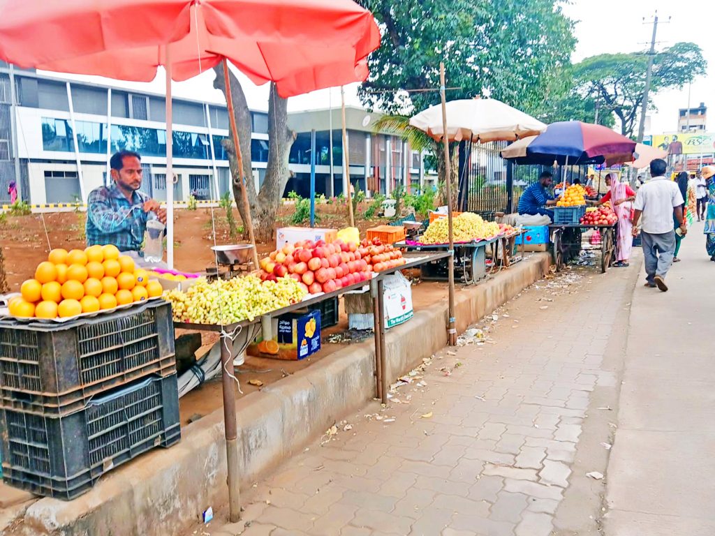मध्यवर्ती बसस्थानकाला अतिक्रमणाचा विळखा