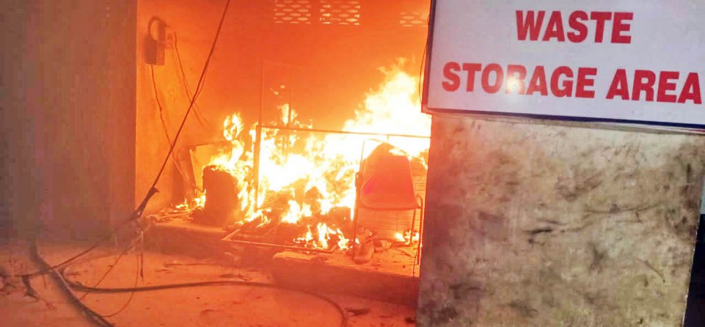 कॅम्प येथे गोदामाला आग