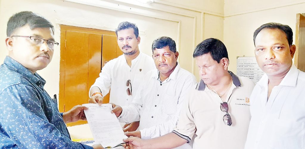 वीज केबल घालण्यासाठी खोदलेले रस्ते दुरुस्त करा