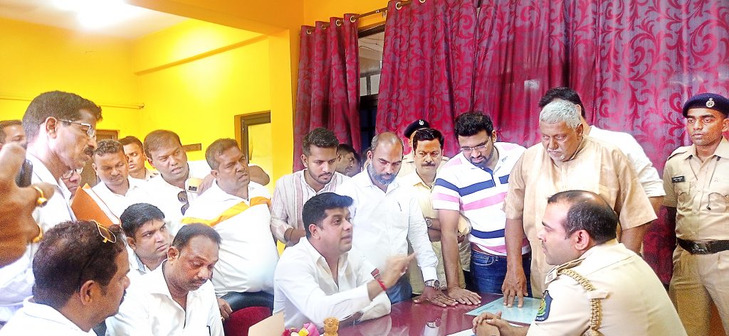 कंत्राटदार, सरकारी विभागांवर गुन्हे नोंदवा, स्थानिकांना सोडा