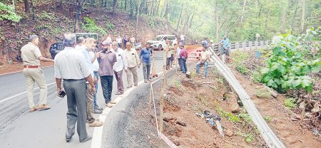 करमल घाटात 15 दिवसांत दगडी संरक्षक कठडा उभारणार