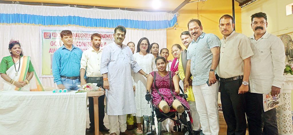 जीवन स्वावलंबी बनवाचंय, मला नोकरी द्या!