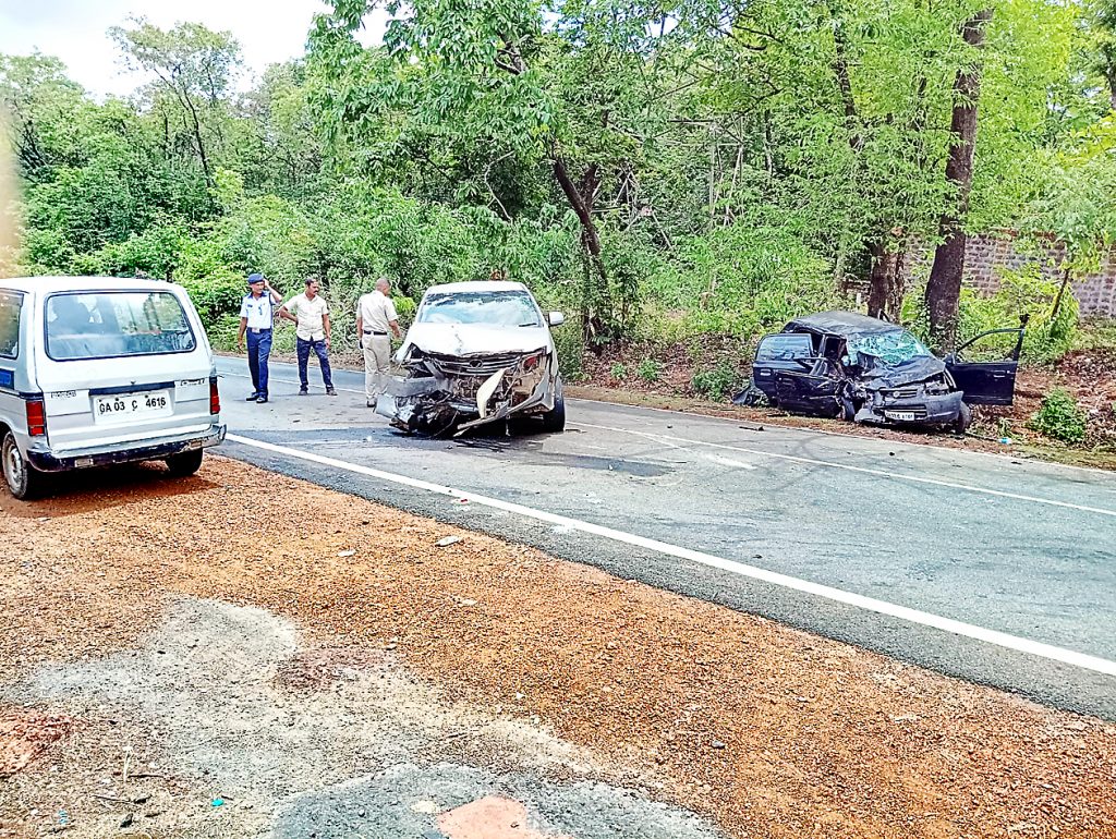सुकतळी-मोले येथे कारगाडीच्या टक्करीत दोघेजण जखमी