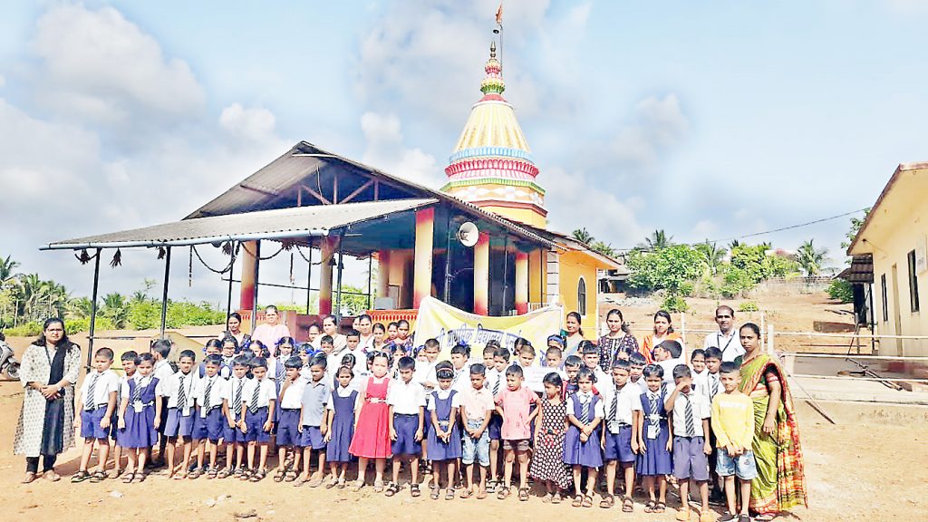 श्रीगणेशाचे दर्शन घेऊन शाळेत केला प्रवेश
